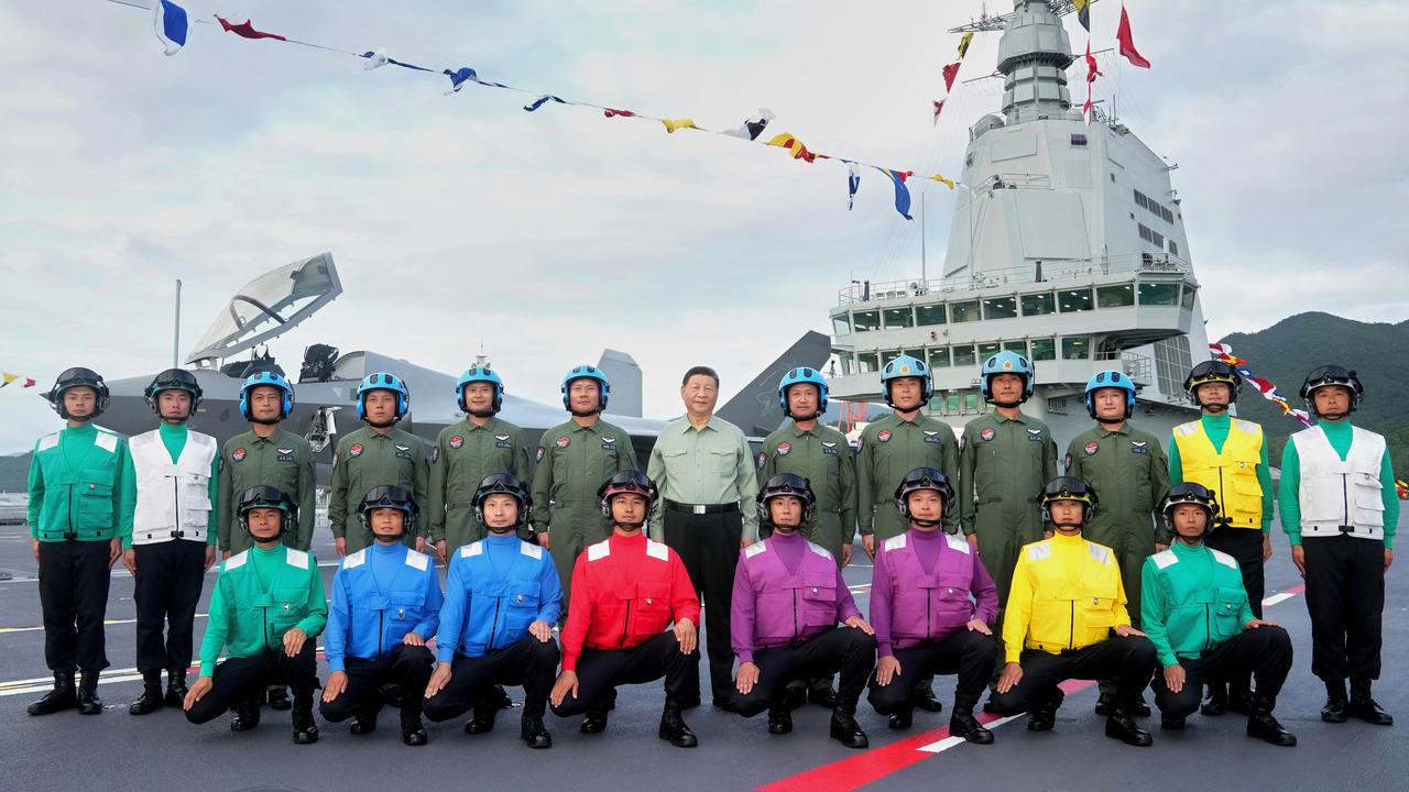 Chinese President Xi Jinping poses for a group photo with pilots