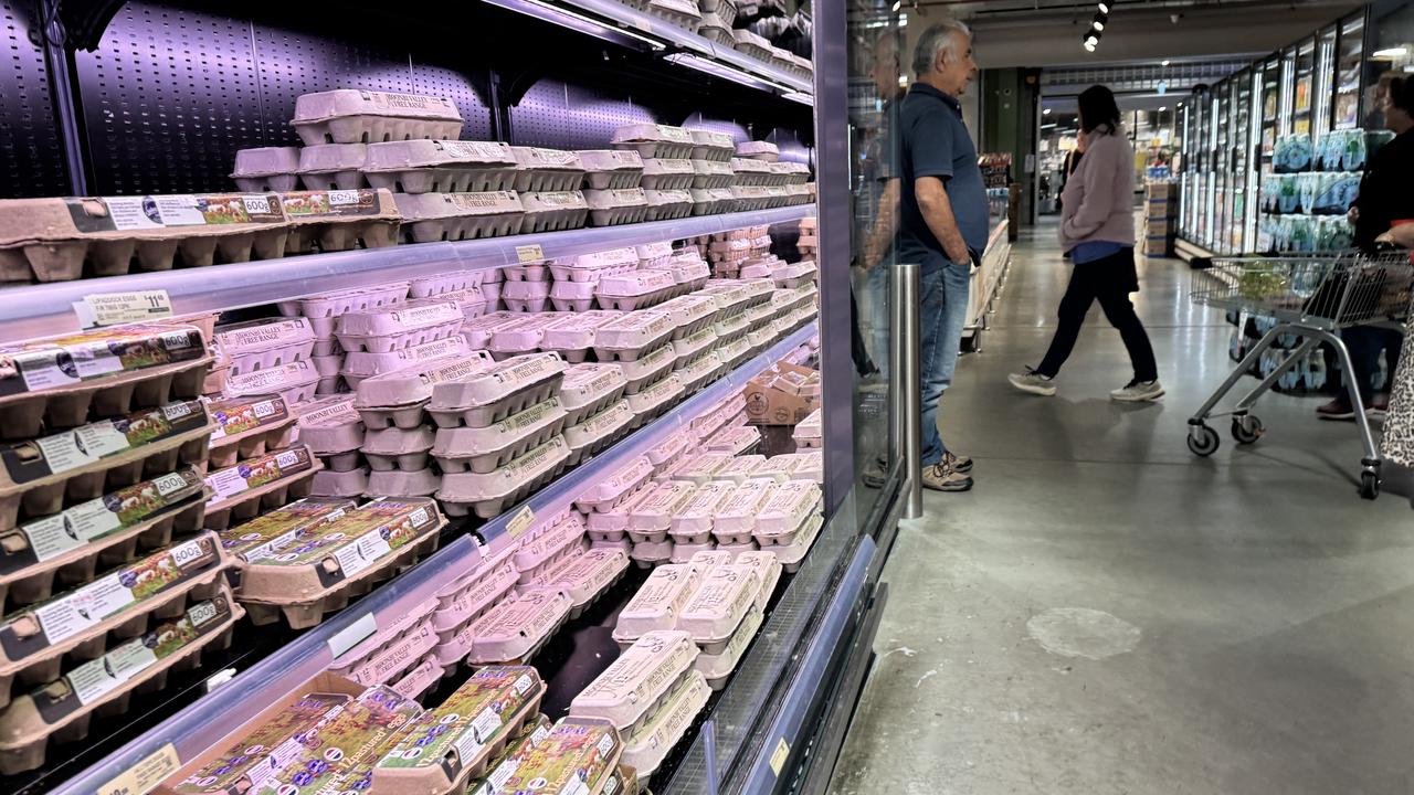 Shoppers at the supermarket (file)