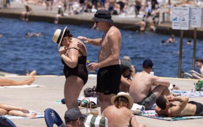 Australians feel the heat as bushfire threat flares up