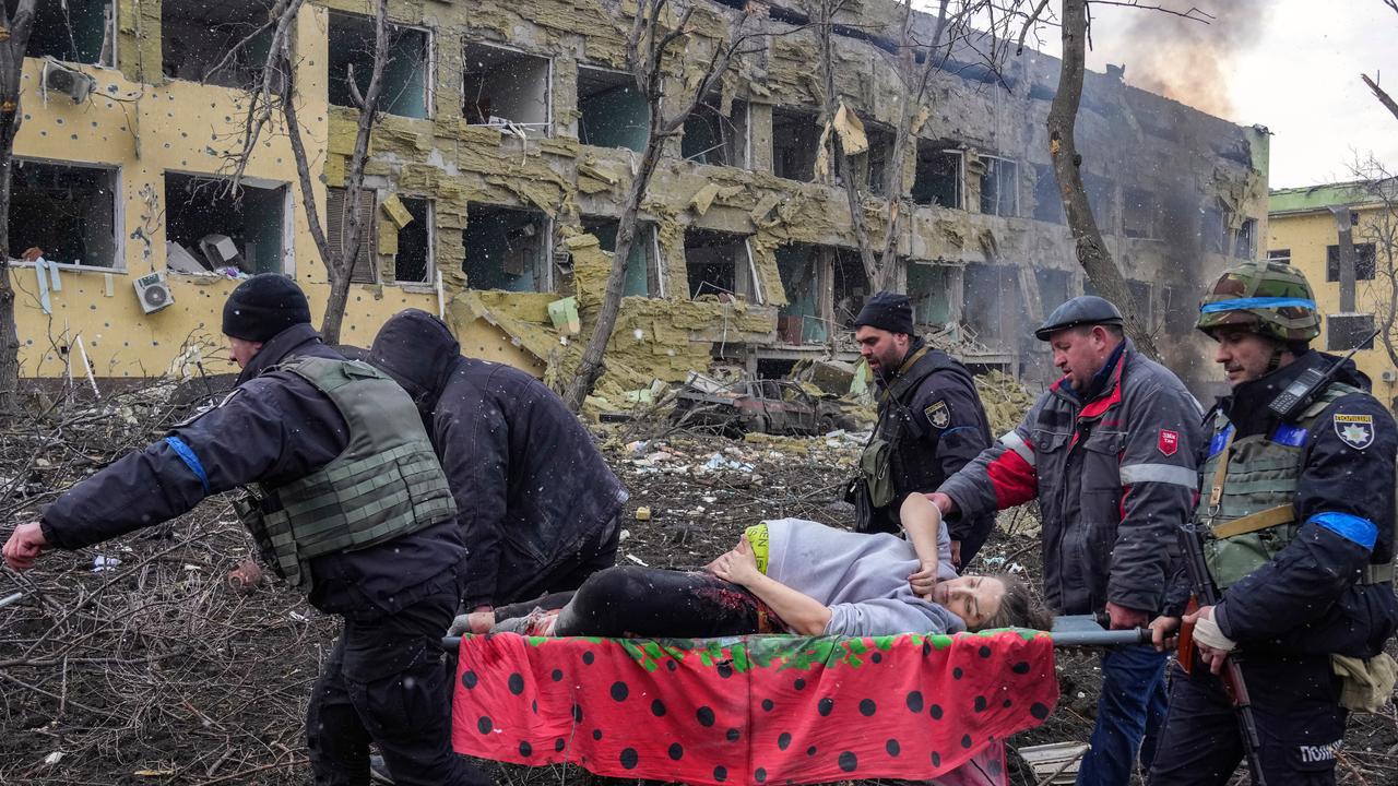 A pregnant woman severely wounded during Russian shelling is evacuated