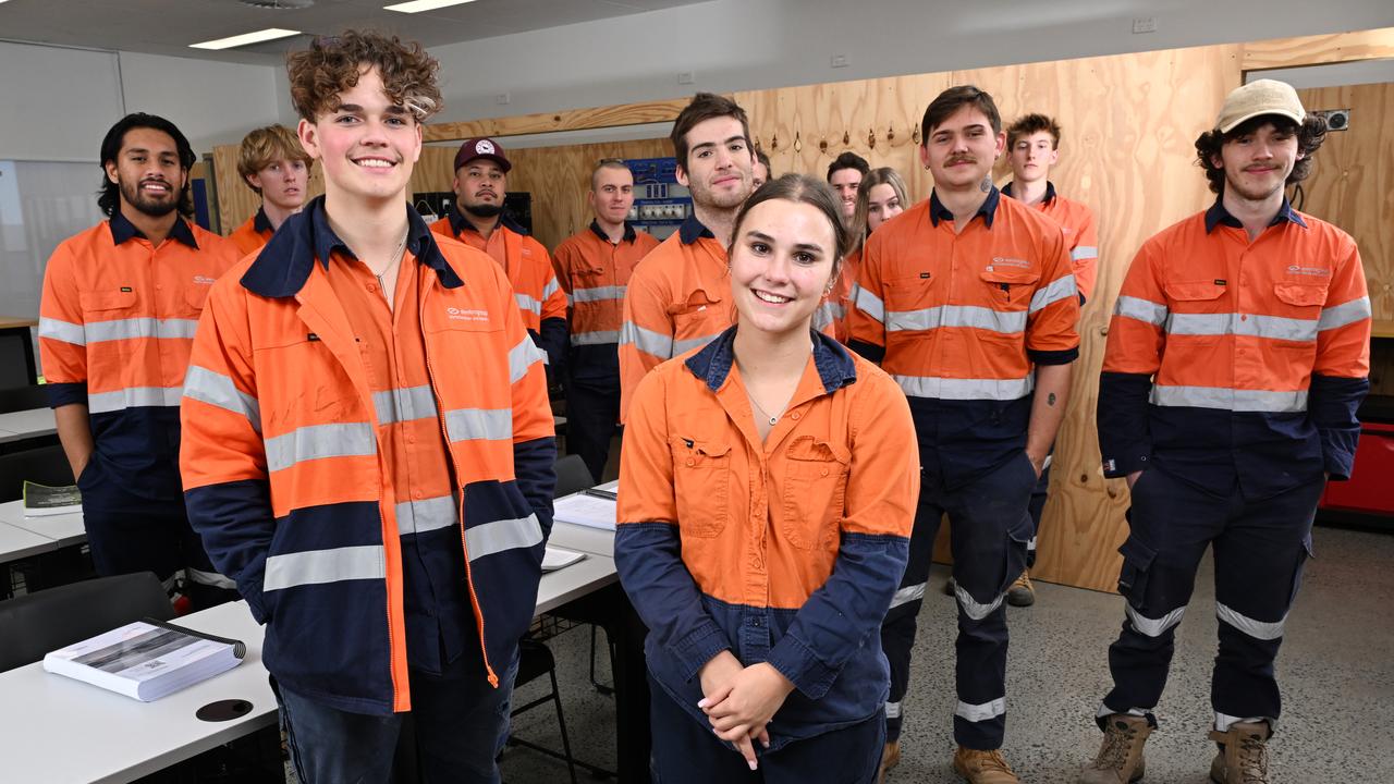 Apprentice electricians (file)