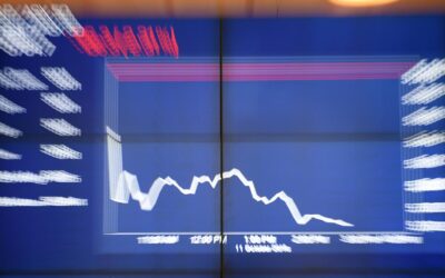 Shares dip as oil tops $US100, Trump levels new tariffs