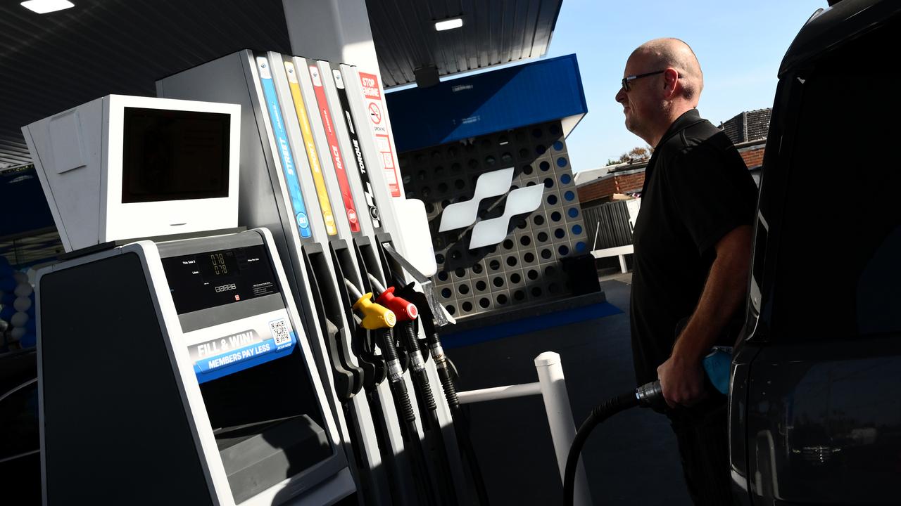 Motorists fill up with discounted fuel in Melbourne (file)