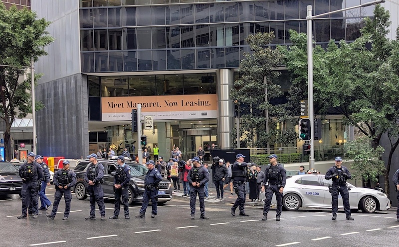 Heavy police presence as Jewish Australians protest Israel outside Royal Commission into Antisemitism. Image: Judith Treanor, X
