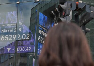 Asia shares pause for US jobs, oil extends gains