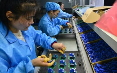 China’s exports slow slightly despite big tech demand